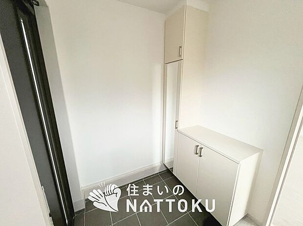 【現地写真(玄関)】玄関には、大型のシューズ収納を設置しています。