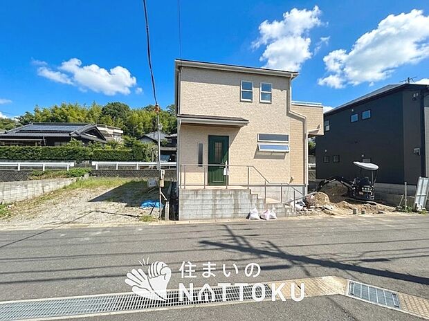 【現地写真(外観)【2号地】】雨で汚れを落とし、耐久性・耐候性に優れた外壁を使用しています。