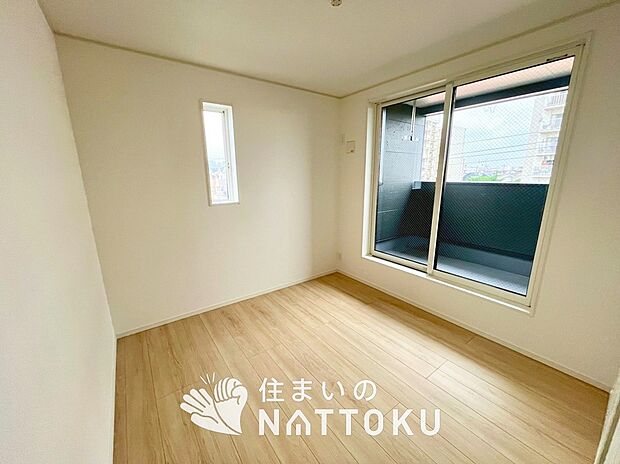 【現地写真(寝室)】木目の美しさを際立たせるシンプルデザインの建具を使用しています。