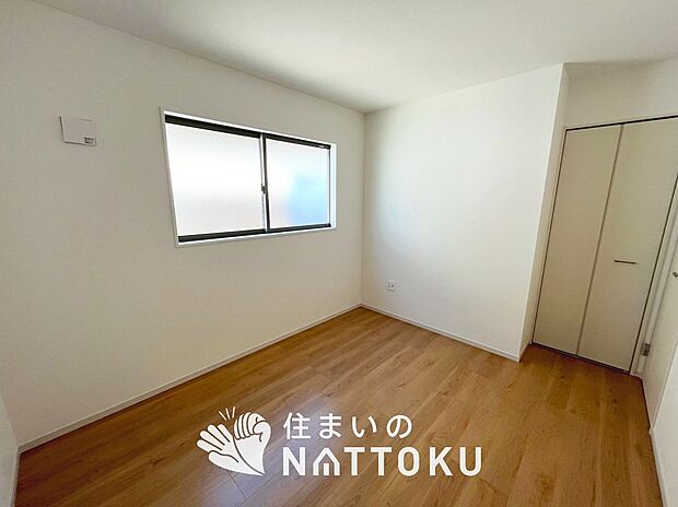 【現地写真(寝室)】木目の美しさを際立たせるシンプルデザインの建具を使用しています。
