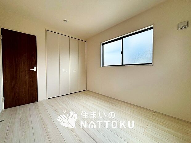 【現地写真(洋室)】木目の美しさを際立たせるシンプルデザインの建具を使用しています。