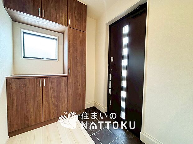 【現地写真(玄関)】玄関には、大型のシューズ収納を設置しています。
