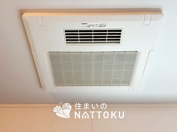 【電気式浴室暖房換気乾燥機】寒い冬場はあたたかく、暑い夏場は扇風機のような心地よさです。
雨の日は、浴室が衣類乾燥スペースになります。
