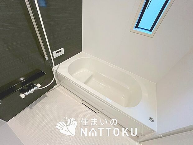 【現地写真(浴室)】浴室暖房乾燥機付き。1坪タイプで広々です。