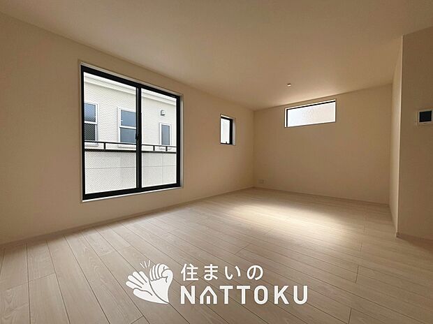 【現地写真(寝室)】木目の美しさを際立たせるシンプルデザインの建具を使用しています。