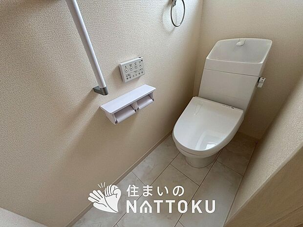 【トイレ】汚れてもサッとひと拭きでお手入れ簡単、エコ仕様の温水洗浄便座付きのトイレです。
バリアフリーにも配慮しています。