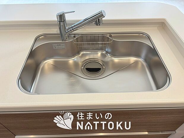 【浄水器内臓型ハンドシャワー付シンク】傷や汚れが付きにくい静音仕様の全面エンボス加工シンク。
また、蛇口の先端に浄水器を内蔵。浄水シャワーが使える毎分4リットルのたっぷり浄水。