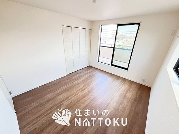 【現地写真(寝室)】木目の美しさを際立たせるシンプルデザインの建具を使用しています。