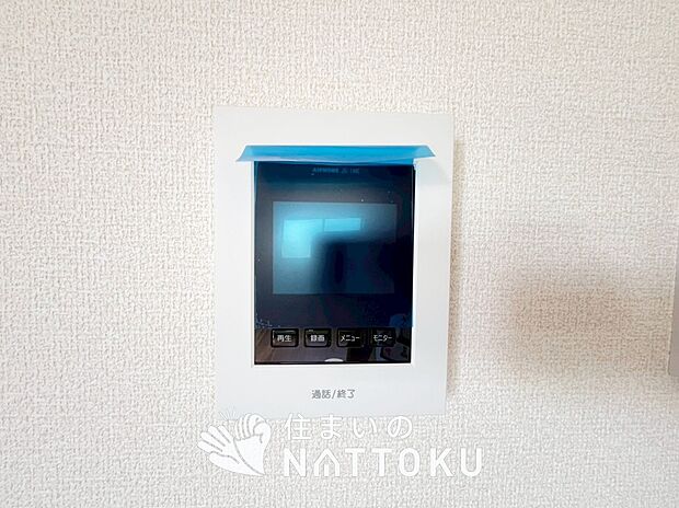 【TVモニター付インターホン】録画機能付きで、自動録画のほか、手動録画もできます。
受話、呼出音量の調整、明るさ調整が可能です。また、来訪者をズーム機能でズームアップして確認できます。