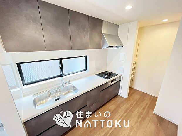 【現地写真(キッチン)】収納たっぷりのシステムキッチン、浄水器付水栓を標準装備しています。