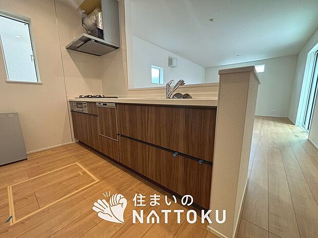 【現地写真(キッチン)】収納たっぷりのシステムキッチン、浄水器付水栓を標準装備しています。