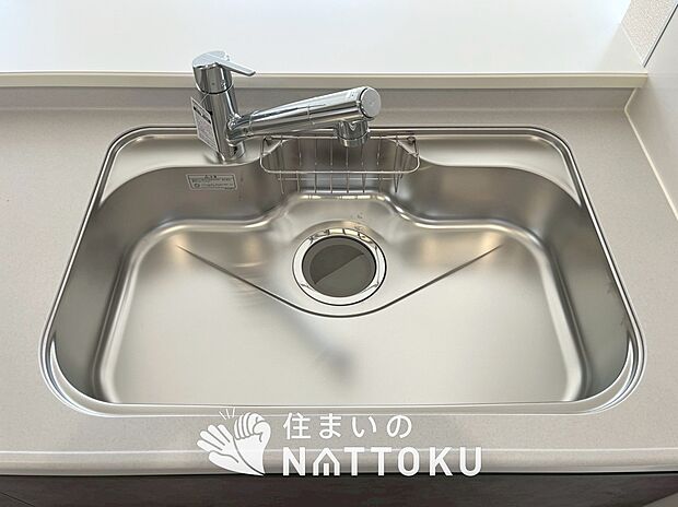 【浄水器内臓型ハンドシャワー付シンク】傷や汚れが付きにくい静音仕様の全面エンボス加工シンク。
また、蛇口の先端に浄水器を内蔵。浄水シャワーが使える毎分4リットルのたっぷり浄水。