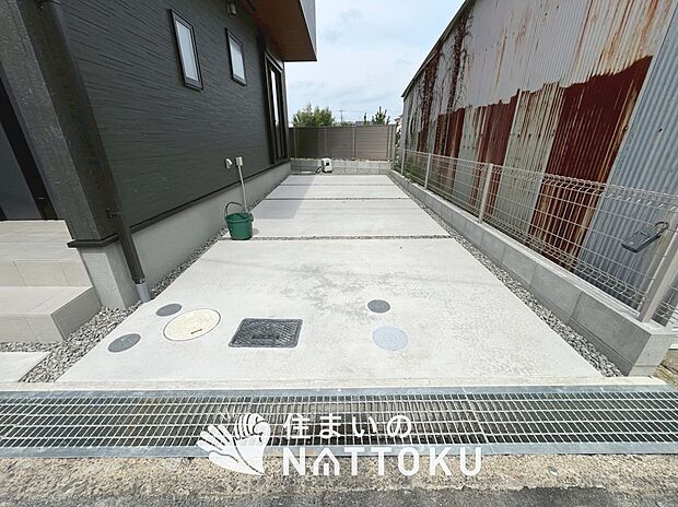 【現地写真(駐車場)】駐車スペースが広く、運転が苦手な方も安心です。