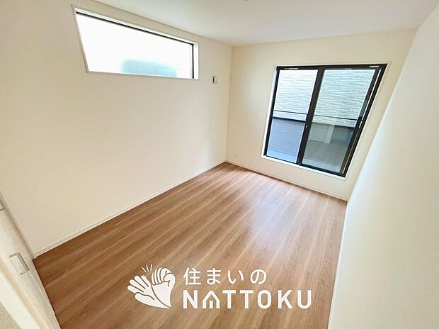 【現地写真(洋室)】木目の美しさを際立たせるシンプルデザインの建具を使用しています。