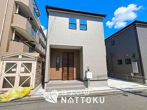 【現地写真(外観)【2号地】】雨で汚れを落とし、耐久性・耐候性に優れた外壁を使用しています。