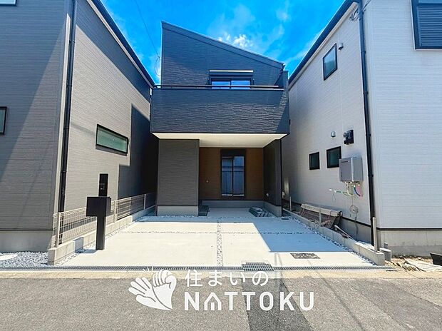 【現地写真(外観)【3号地】】軽くて火災に強い屋根材を採用し、地震時の建物への負担や揺れを軽減しています。