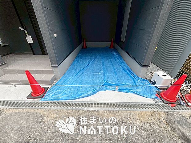 【現地写真(駐車場)】駐車スペースが広く、運転が苦手な方も安心です。
