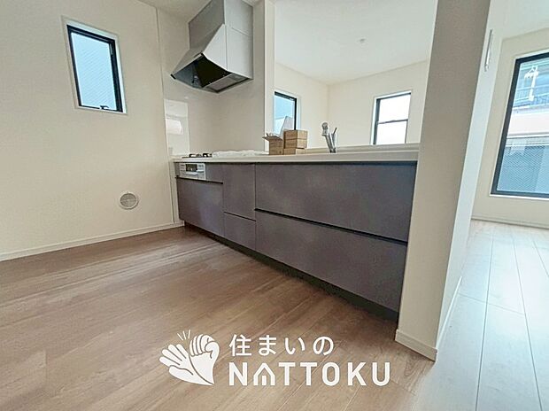 【現地写真(キッチン)】収納たっぷりのシステムキッチン、浄水器付水栓を標準装備しています。