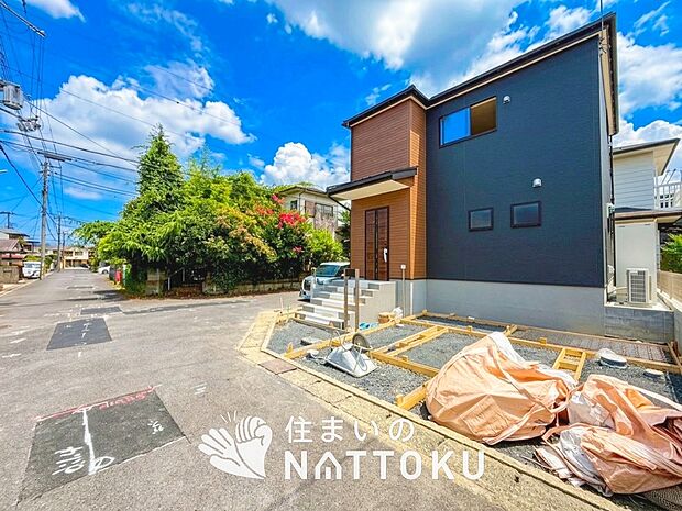 【現地写真(前道含む外観)】軽くて火災に強い屋根材を採用し、地震時の建物への負担や揺れを軽減しています。