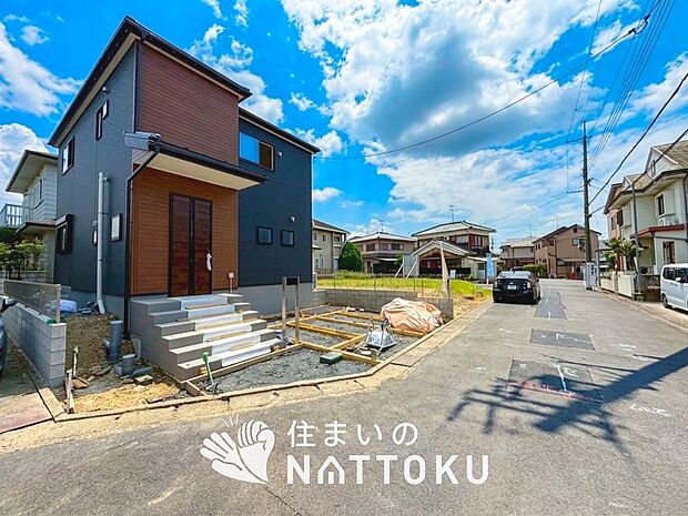 【現地写真(前道含む外観)】健康被害に配慮したもっとも安全性の高い建材を採用し、シックハウス対策をしております。