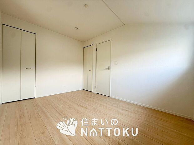 【現地写真(寝室)】木目の美しさを際立たせるシンプルデザインの建具を使用しています。