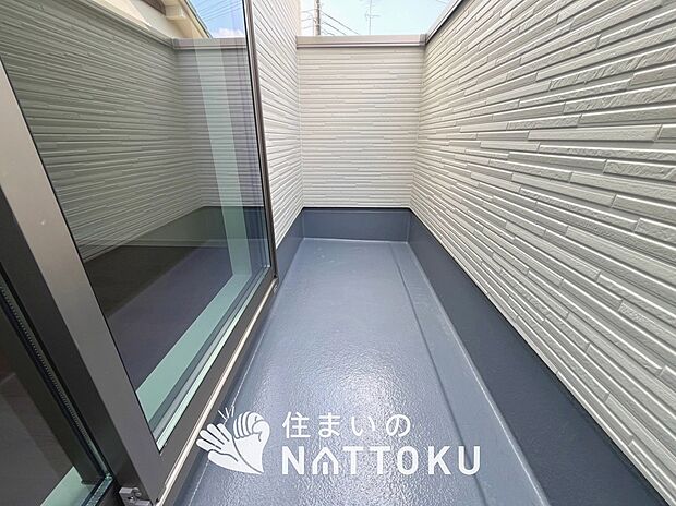 【バルコニー】奥行きが広く、洗濯物をゆったりと干せる十分な広さで、家族の洗濯も捗ります。