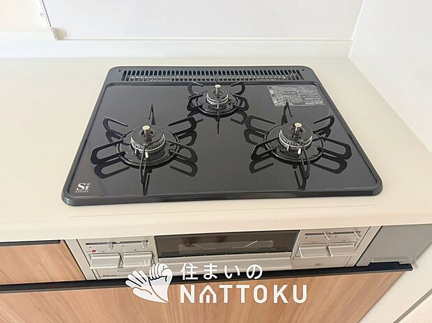 【ビルトインコンロ】フラットな構造で清掃性が高く、過熱防止センサー付3口タイプで日頃の家事も快適です。