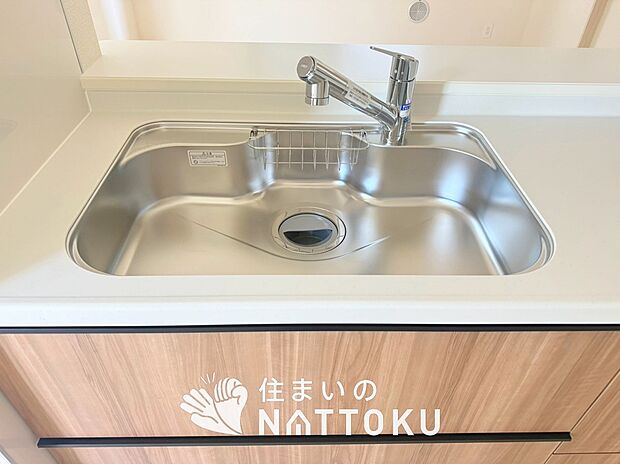 【浄水器内臓型ハンドシャワー付シンク】傷や汚れが付きにくい静音仕様の全面エンボス加工シンク。
また、蛇口の先端に浄水器を内蔵。浄水シャワーが使える毎分4リットルのたっぷり浄水。