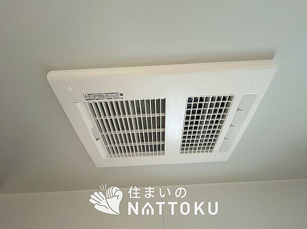 【浴室暖房換気乾燥機】サイドブロー機能で、乾燥効率アップです。
サイドに吹き出しを搭載することにより浴室内を端まで循環する気流ができ、さらに省エネ性能がアップします。