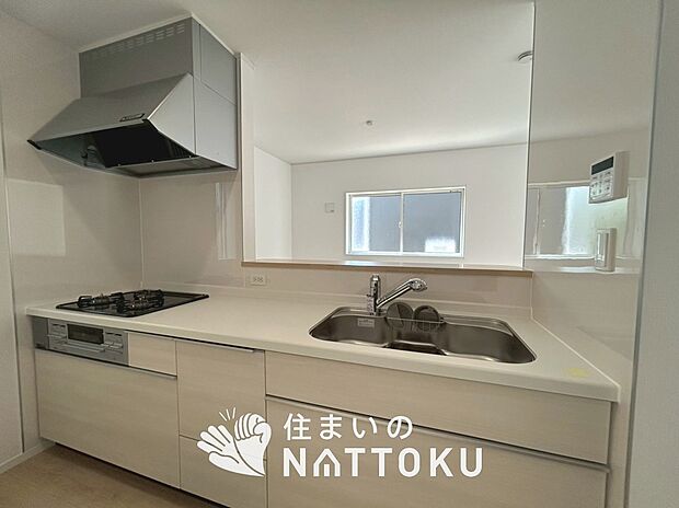 【現地写真(キッチン)】収納たっぷりのシステムキッチン、浄水器付水栓を標準装備しています。