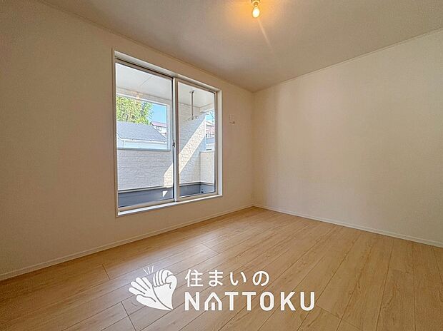 【現地写真(寝室)】木目の美しさを際立たせるシンプルデザインの建具を使用しています。