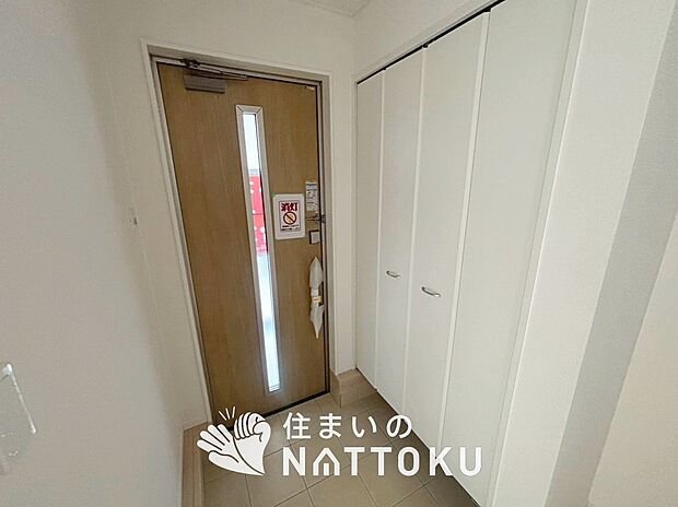 【現地写真(玄関)】玄関には、大型のシューズ収納を設置しています。