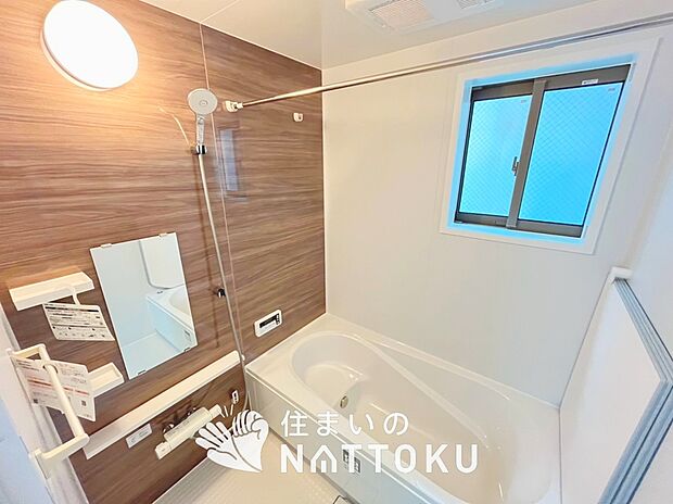 【現地写真(浴室)】浴室暖房乾燥機付き。1坪タイプで広々です。