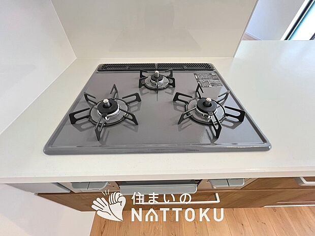 【ビルトインコンロ】フラットな構造で清掃性が高く、過熱防止センサー付3口タイプで日頃の家事も快適です。
