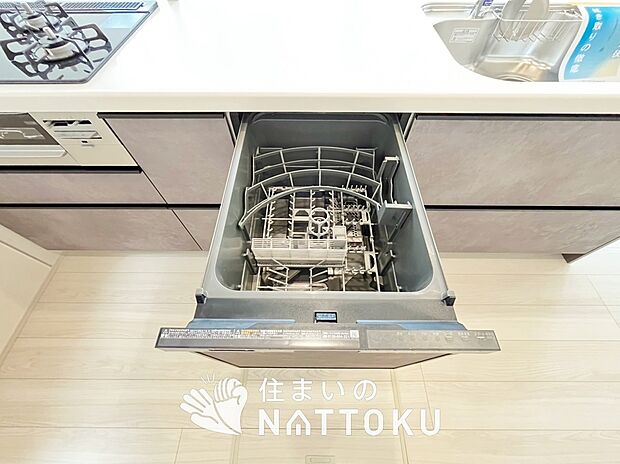 【食器洗い乾燥機】食後の時間にゆとりを与えてくれる食器洗い乾燥機。
操作ボタンも上面にあるので、腰をかがめずに操作ができラクラクです。