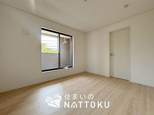 【現地写真(寝室)】木目の美しさを際立たせるシンプルデザインの建具を使用しています。
