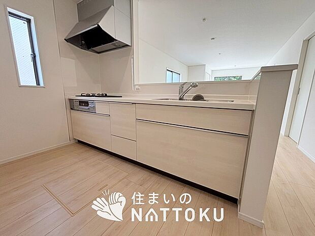 【現地写真(キッチン)】収納たっぷりのシステムキッチン、浄水器付水栓を標準装備しています。
