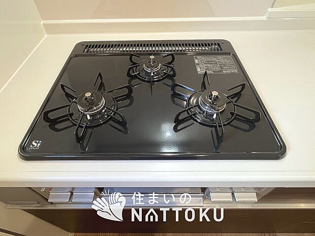 【ビルトインコンロ】フラットな構造で清掃性が高く、過熱防止センサー付3口タイプで日頃の家事も快適です。