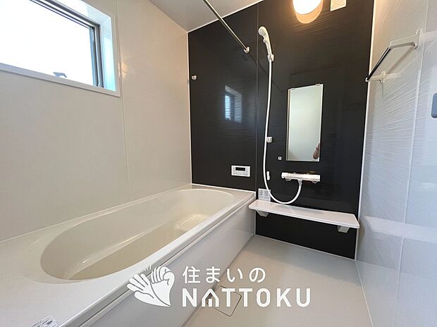 【現地写真(浴室)】浴室暖房乾燥機付き。1坪タイプで広々です。