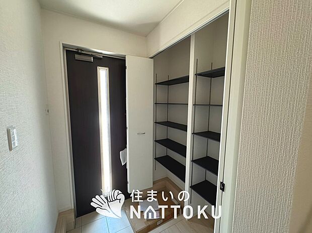 【現地写真(玄関)】玄関には、大型のシューズ収納を設置しています。