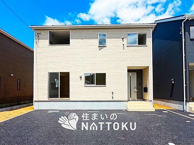 【現地写真（外観）【１号地】】雨で汚れを落とし、耐久性・耐候性に優れた外壁を使用しています。