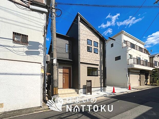 【現地写真(外観)】雨で汚れを落とし、耐久性・耐候性に優れた外壁を使用しています。