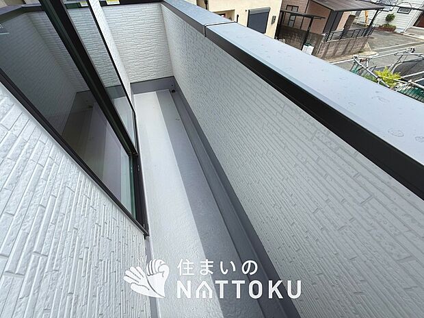 【バルコニー】奥行きが広く、洗濯物をゆったりと干せる十分な広さで、家族の洗濯も捗ります。