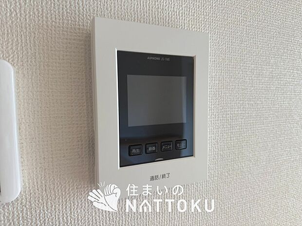 【TVモニター付インターホン】来訪者を画像と音声で確認できる、防犯性に優れた安心のシステム。
スッキリしたデザインで、誰でも簡単に操作できます。