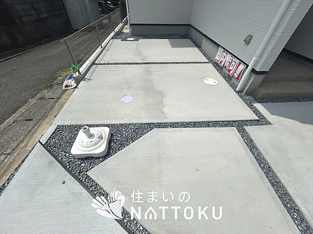 【現地写真(駐車場)】駐車スペースが広く、運転が苦手な方も安心です。