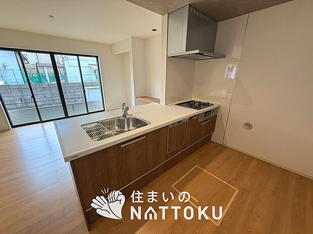 【現地写真(キッチン)】収納たっぷりのシステムキッチン、浄水器付水栓を標準装備しています。