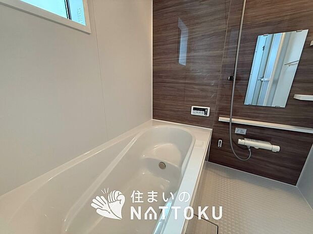 【現地写真(浴室)】浴室暖房乾燥機付き。1坪タイプで広々です。