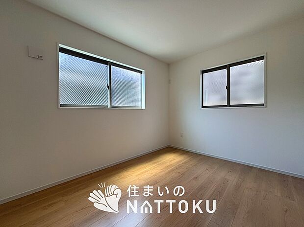 【現地写真(洋室)】木目の美しさを際立たせるシンプルデザインの建具を使用しています。