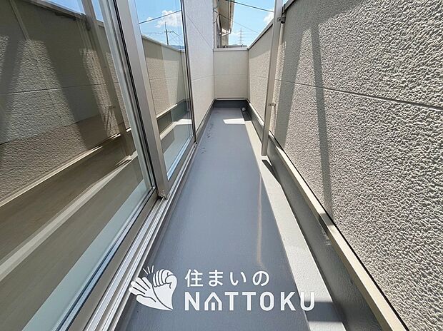 【バルコニー】奥行きが広く、洗濯物をゆったりと干せる十分な広さで、家族の洗濯も捗ります。
