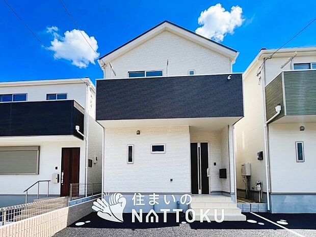 【現地写真(外観)【2号地】】軽くて火災に強い屋根材を採用し、地震時の建物への負担や揺れを軽減しています。
